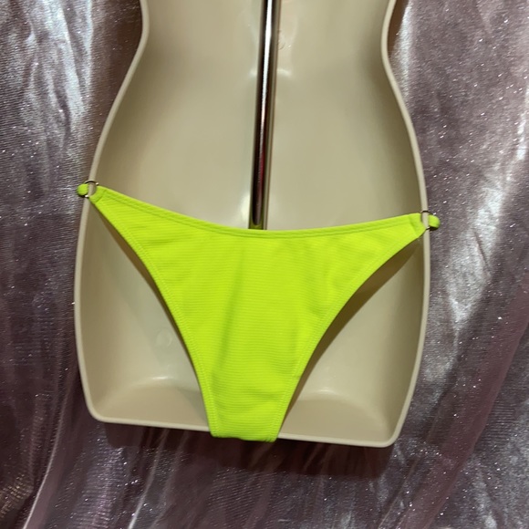 Bikini - Picture 6 of 7